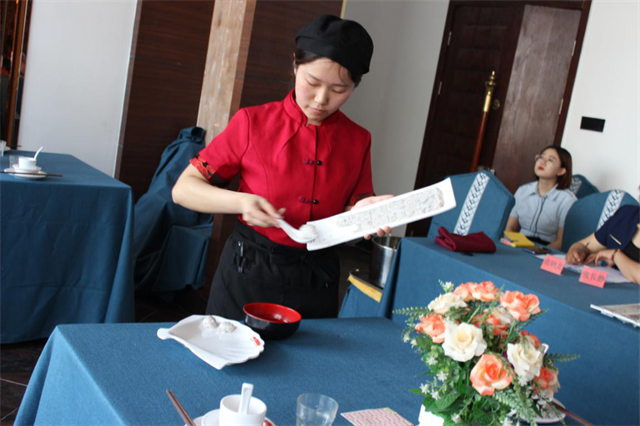 醇小重慶老火鍋第一屆技能大賽“展技能，樹(shù)形象，促服務(wù)”