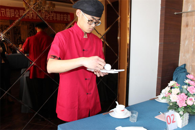 醇小重慶老火鍋第一屆技能大賽“展技能，樹(shù)形象，促服務(wù)”