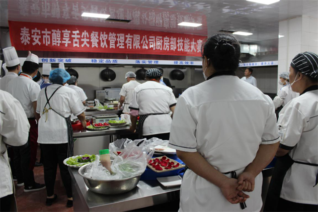 醇小重慶老火鍋第一屆技能大賽“展技能，樹(shù)形象，促服務(wù)”